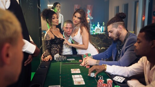 ¡Vamos a jugar y follar! – Trío hardcore