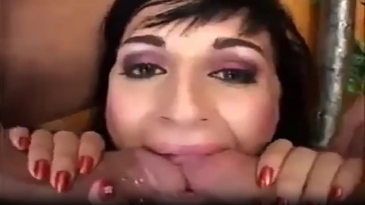 Ella tiene todos los agujeros perforados por dos grandes pollas